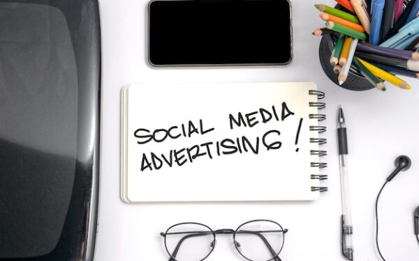 Interface de campanhas de anuncios em redes sociais com dados de performance