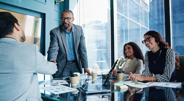 Profissionais analisando dados de marketing B2B em reuniao estrategica