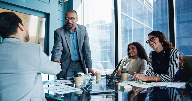 Profissionais analisando dados de marketing B2B em reuniao estrategica