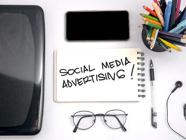 Interface de campanhas de anuncios em redes sociais com dados de performance